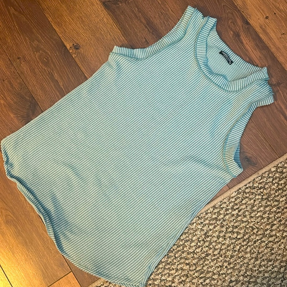 Sleevless top, only tried on.Too small,I'm normally an XL, this was tight.